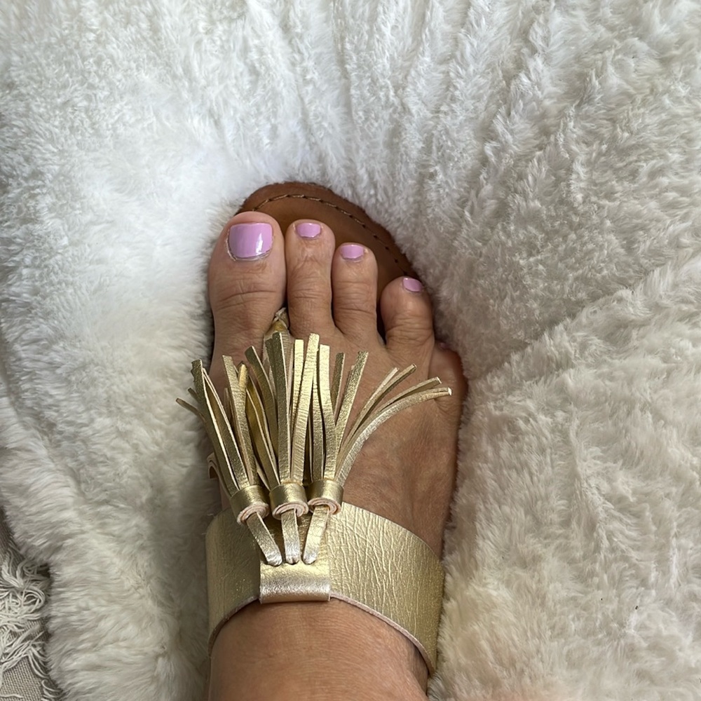 GAP flat-soled thong with tassel, gold side buckle sandal size 9